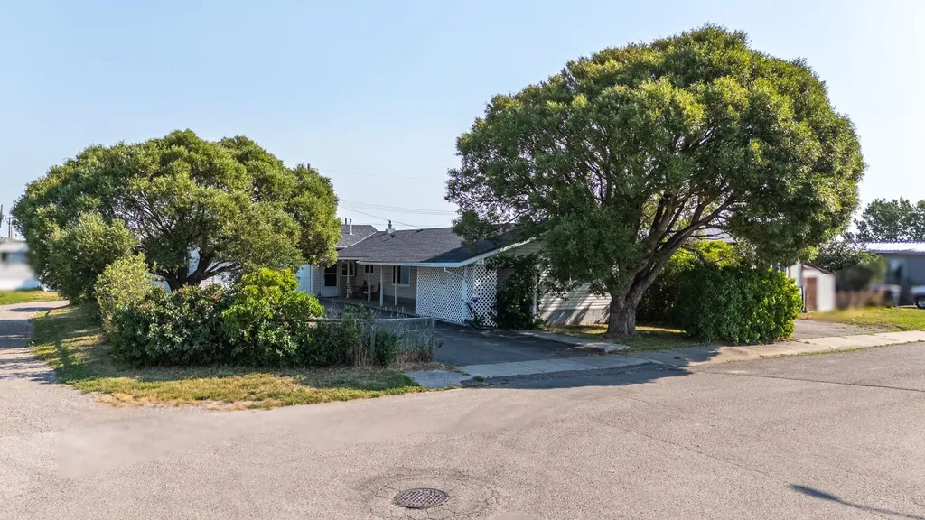 428 57 Avenue W Claresholm AB T0L 0T0