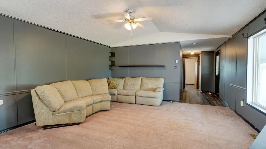 428 57 Avenue W Claresholm AB T0L 0T0