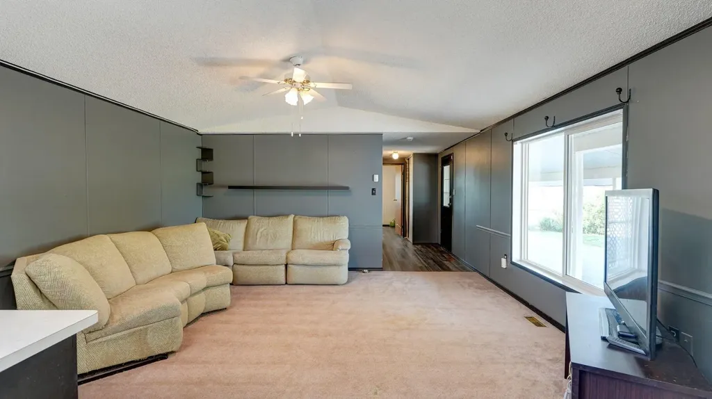 428 57 Avenue W Claresholm AB T0L 0T0