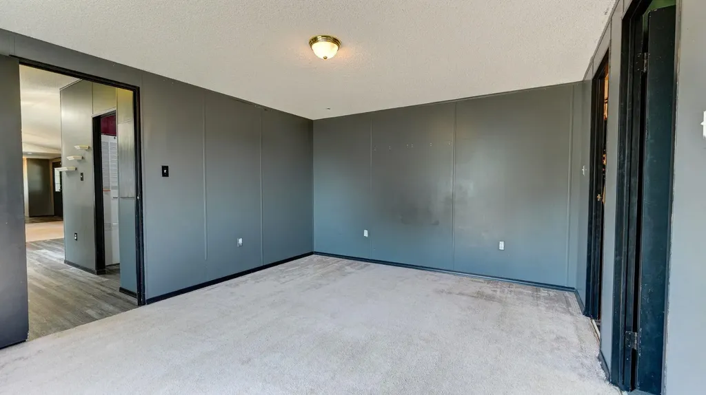428 57 Avenue W Claresholm AB T0L 0T0