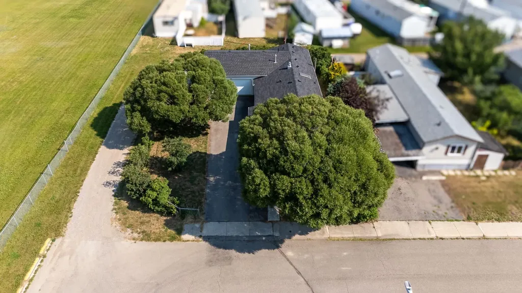 428 57 Avenue W Claresholm AB T0L 0T0