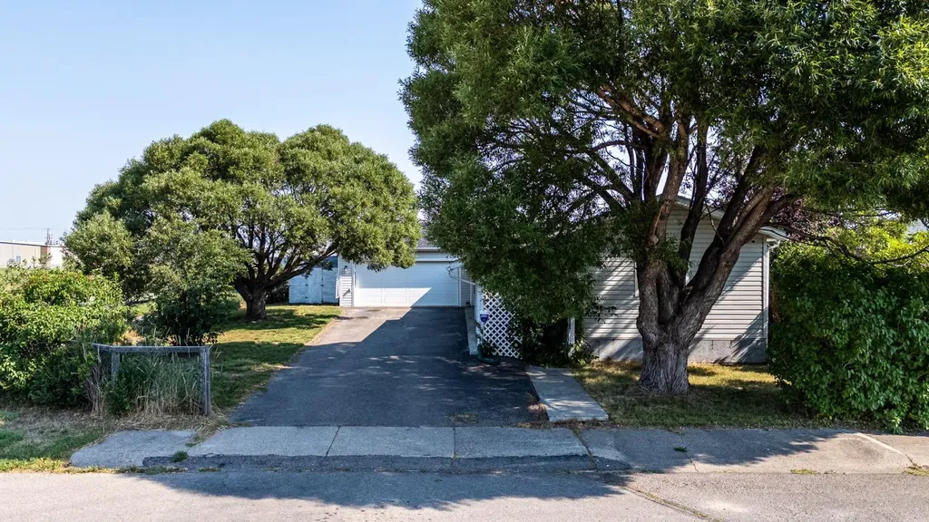 428 57 Avenue W Claresholm AB T0L 0T0