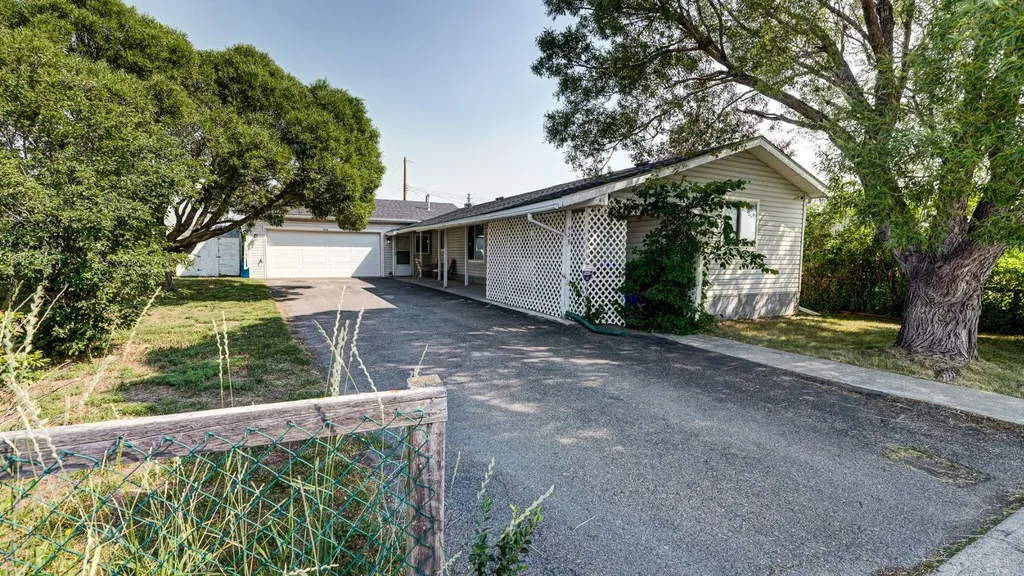 428 57 Avenue W Claresholm AB T0L 0T0