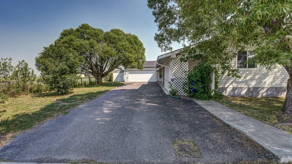 428 57 Avenue W Claresholm AB T0L 0T0