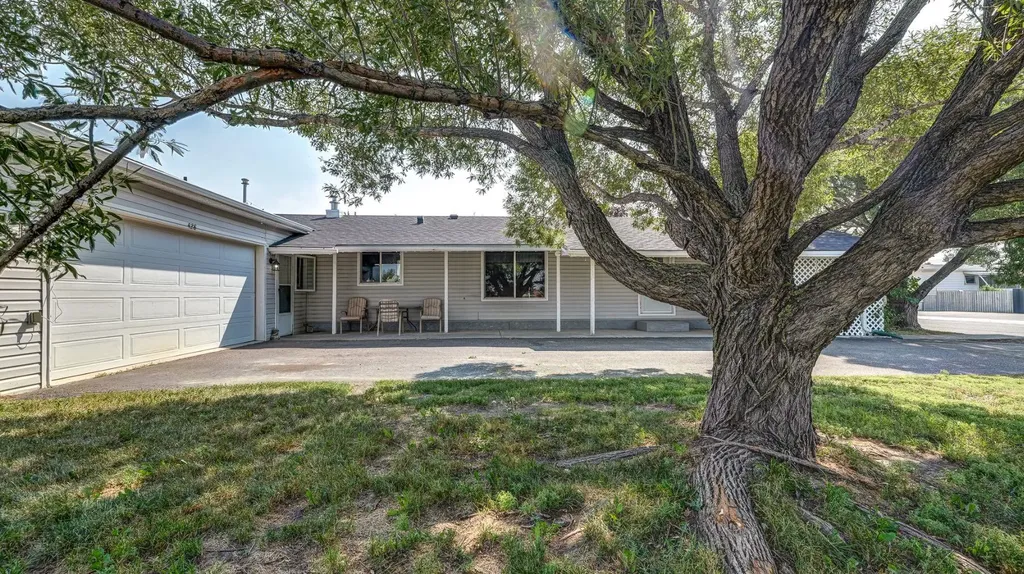 428 57 Avenue W Claresholm AB T0L 0T0