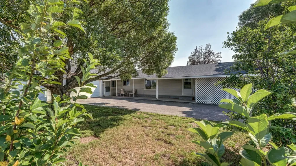 428 57 Avenue W Claresholm AB T0L 0T0