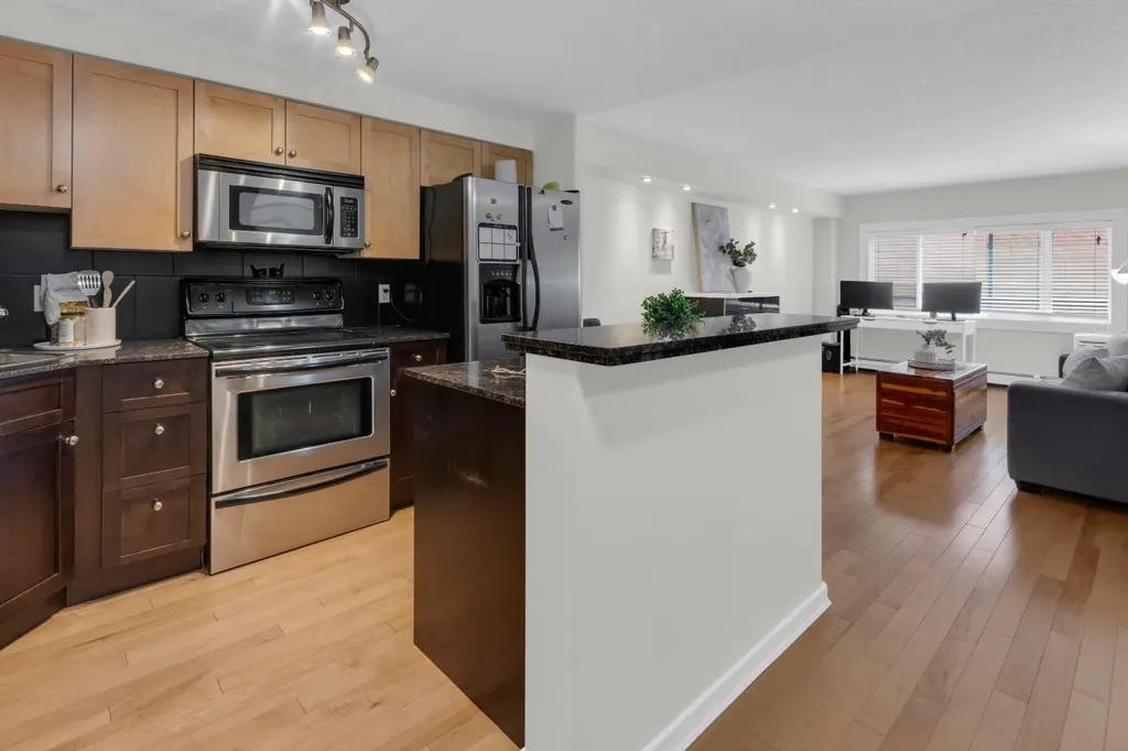 728 3 Avenue NW Calgary AB T2N 0J1