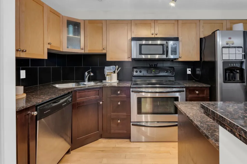 728 3 Avenue NW Calgary AB T2N 0J1