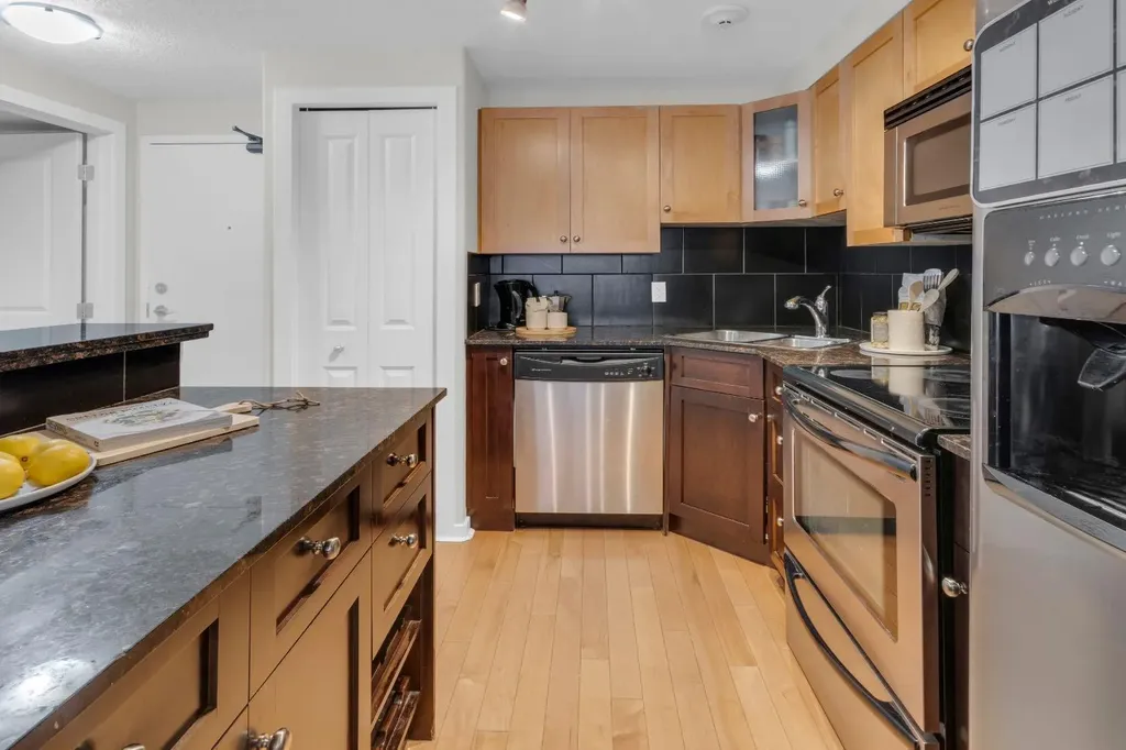 728 3 Avenue NW Calgary AB T2N 0J1