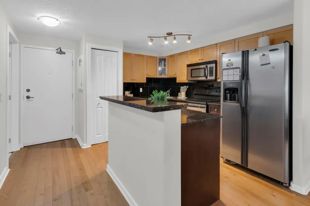 728 3 Avenue NW Calgary AB T2N 0J1