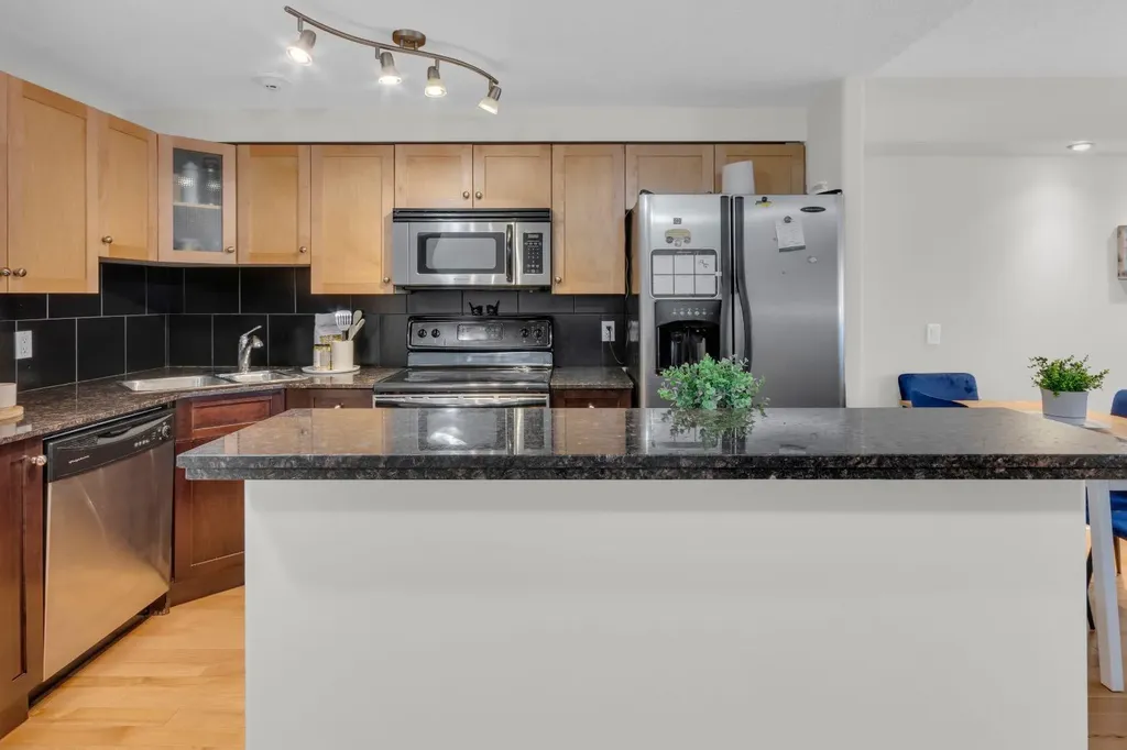 728 3 Avenue NW Calgary AB T2N 0J1