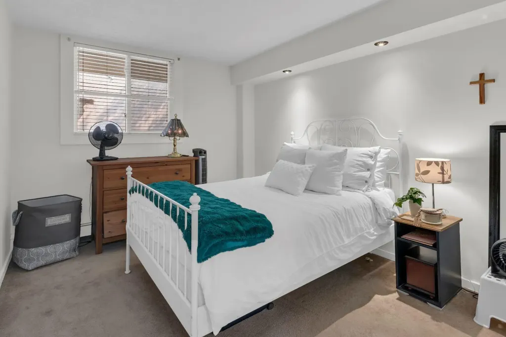 728 3 Avenue NW Calgary AB T2N 0J1
