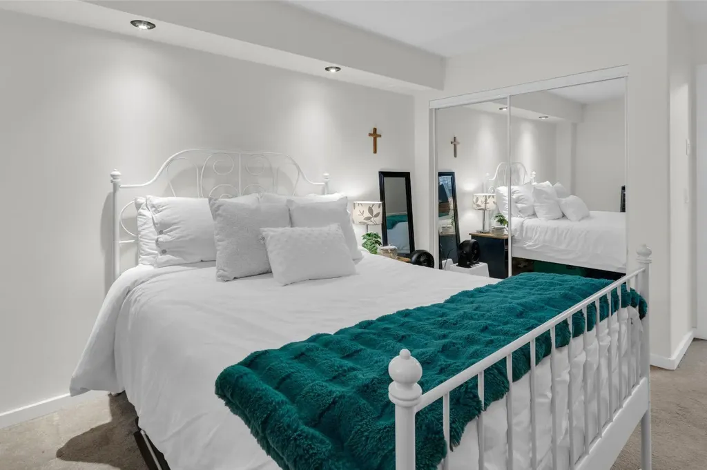 728 3 Avenue NW Calgary AB T2N 0J1