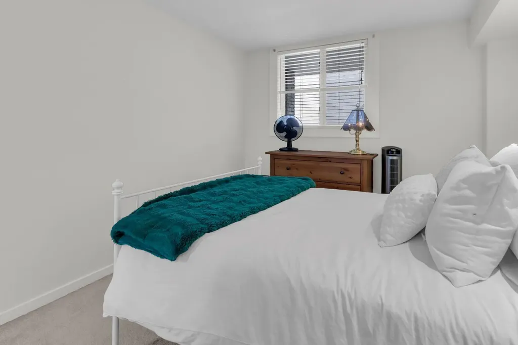 728 3 Avenue NW Calgary AB T2N 0J1