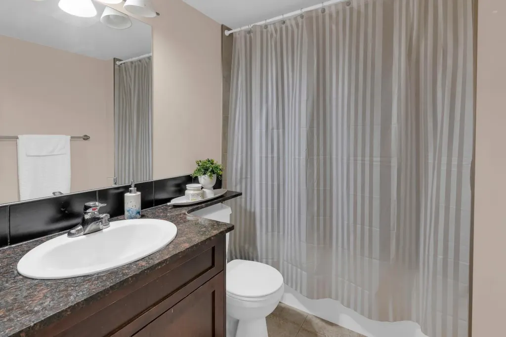 728 3 Avenue NW Calgary AB T2N 0J1