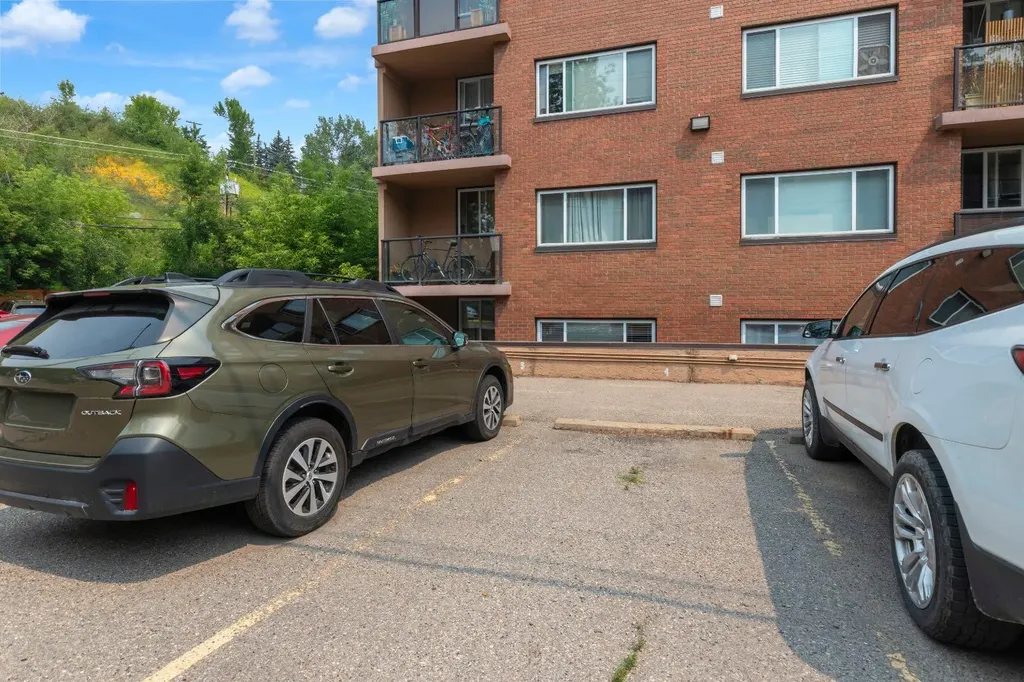 728 3 Avenue NW Calgary AB T2N 0J1