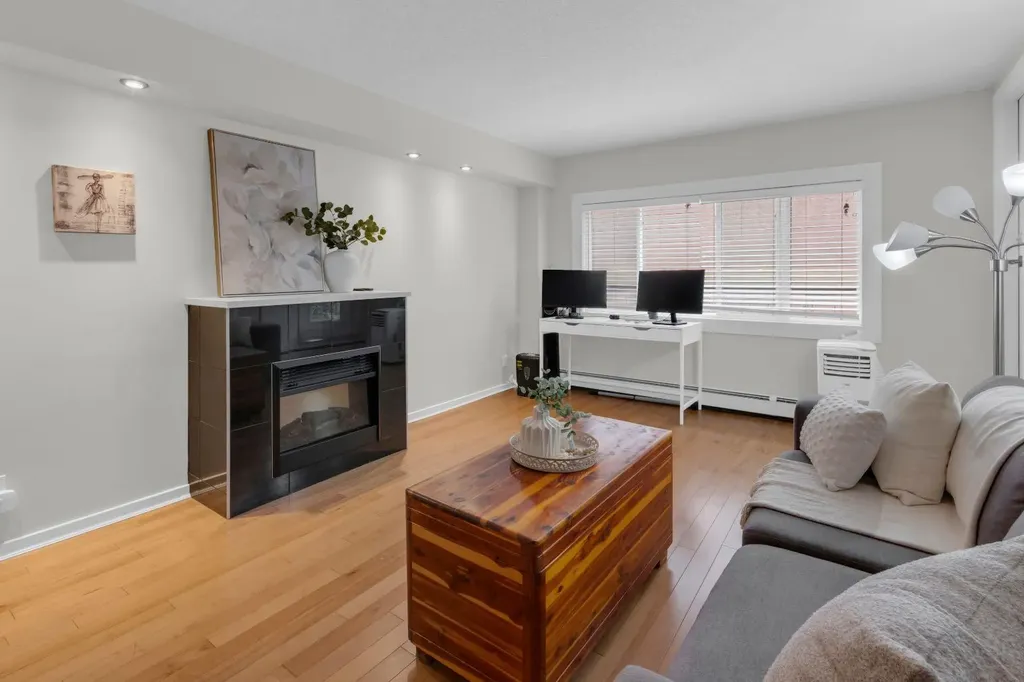 728 3 Avenue NW Calgary AB T2N 0J1