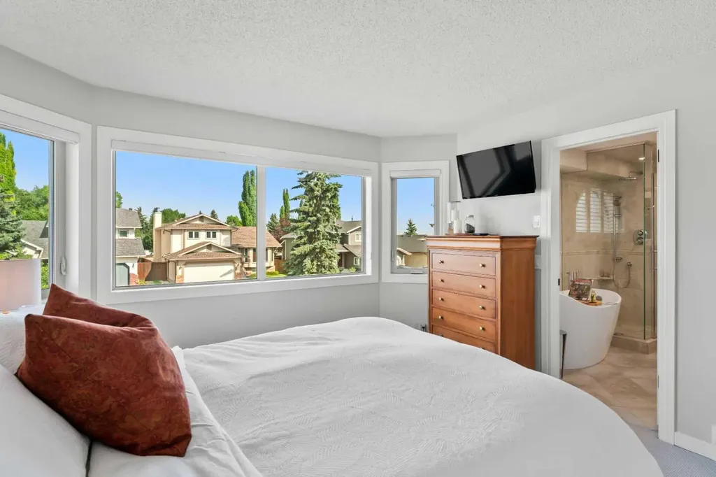 116 Sun Harbour Way SE Calgary AB T2X 3C2