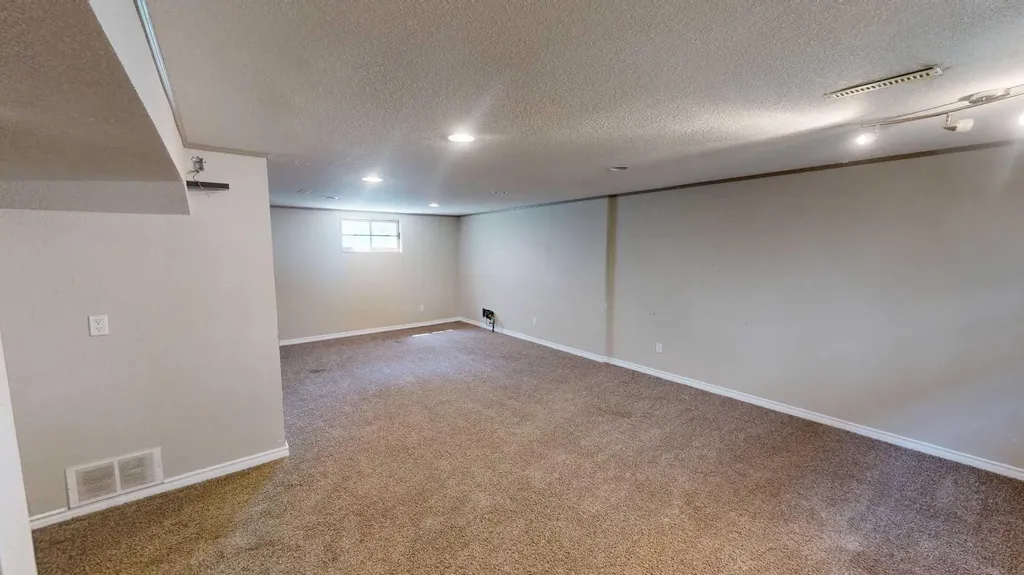 1129 20 Street S Lethbridge AB T1K 2E1
