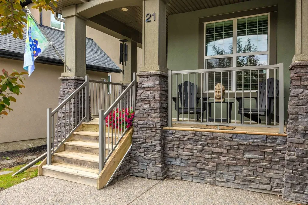 21 Rockford Road NW Calgary AB T3G 0c9
