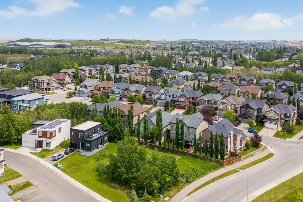 21 Rockford Road NW Calgary AB T3G 0c9