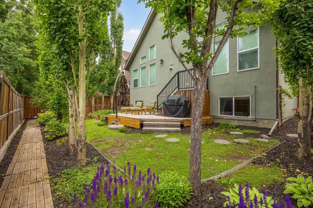 21 Rockford Road NW Calgary AB T3G 0c9