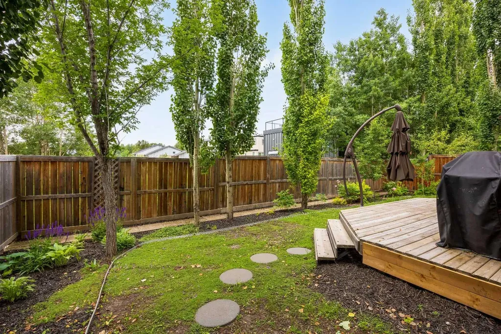 21 Rockford Road NW Calgary AB T3G 0c9