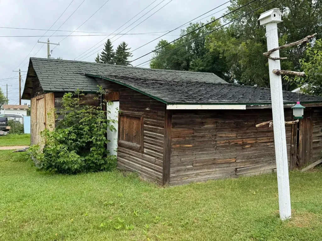 1236 1 Avenue Wainwright AB T9W 1G9