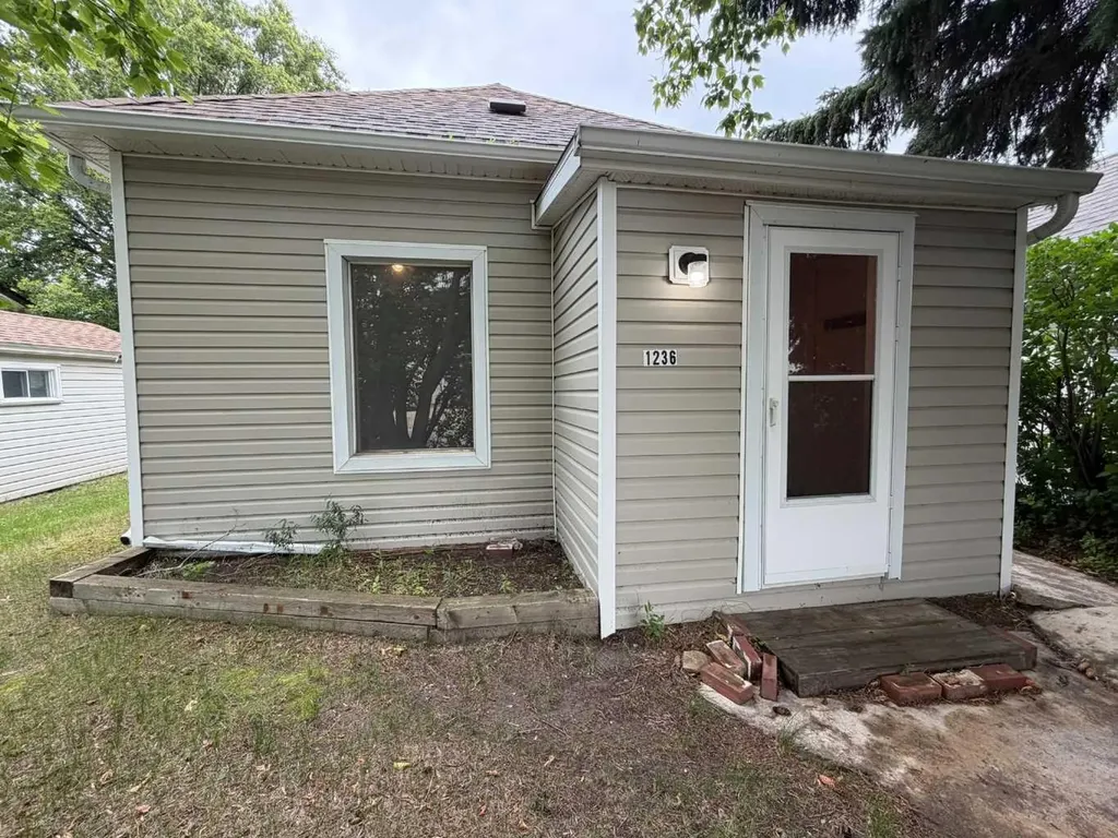 1236 1 Avenue Wainwright AB T9W 1G9