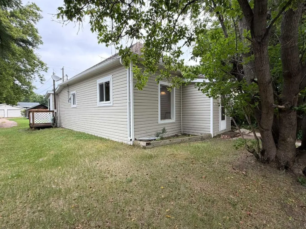 1236 1 Avenue Wainwright AB T9W 1G9