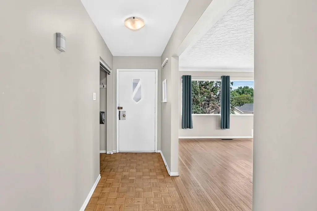 1735 38 Avenue SW Calgary AB T2T 2K3