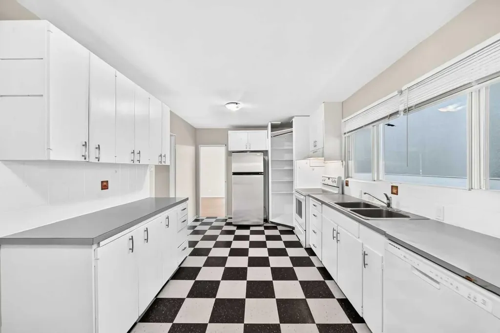 1735 38 Avenue SW Calgary AB T2T 2K3