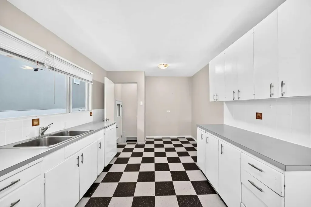 1735 38 Avenue SW Calgary AB T2T 2K3