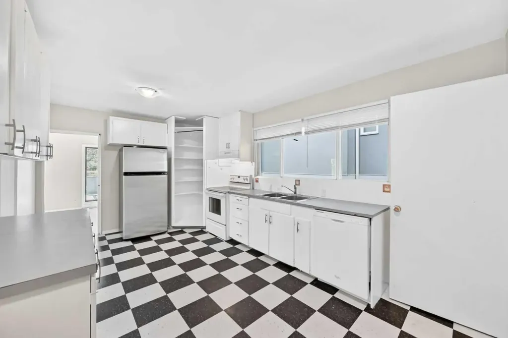 1735 38 Avenue SW Calgary AB T2T 2K3