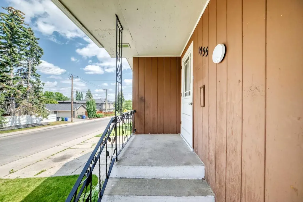 1735 38 Avenue SW Calgary AB T2T 2K3