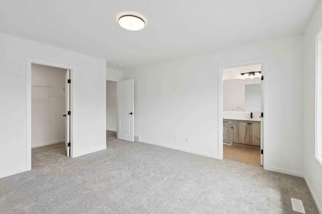 1030 Bayview Crescent SW Airdrie AB T4B5N8