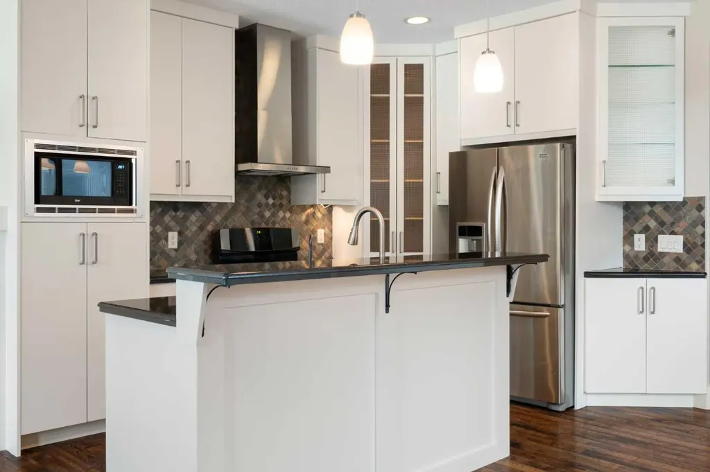 448 25 Avenue NW Calgary AB T2M 2A7