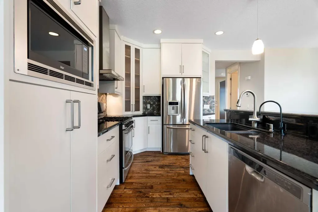 448 25 Avenue NW Calgary AB T2M 2A7