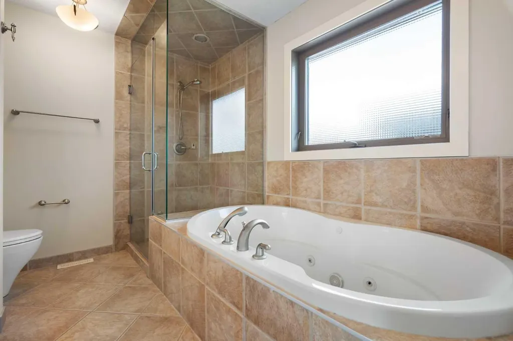 448 25 Avenue NW Calgary AB T2M 2A7