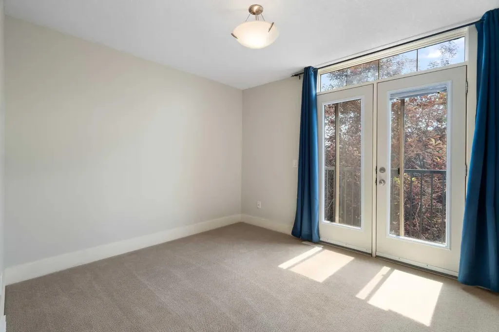 448 25 Avenue NW Calgary AB T2M 2A7