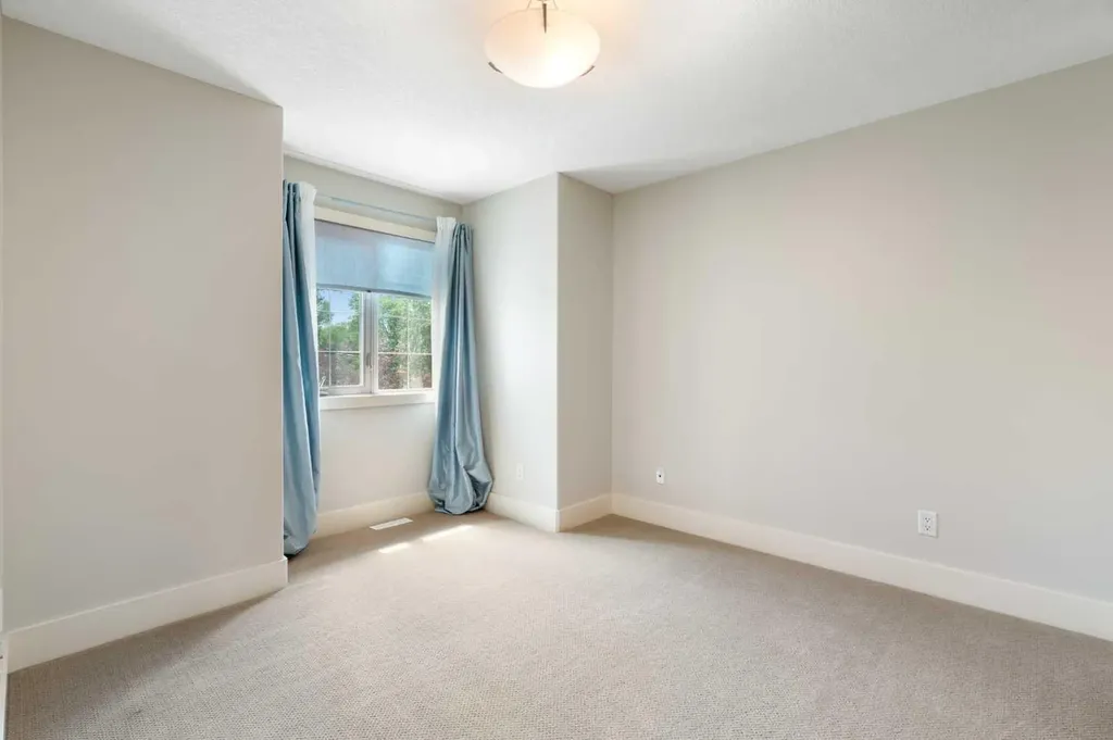 448 25 Avenue NW Calgary AB T2M 2A7