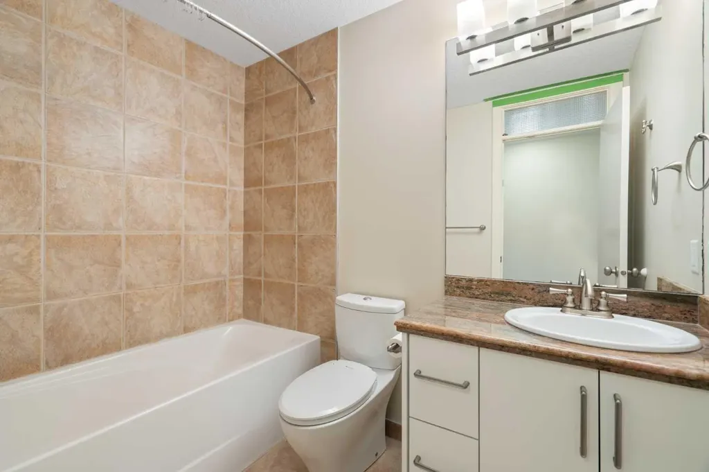 448 25 Avenue NW Calgary AB T2M 2A7