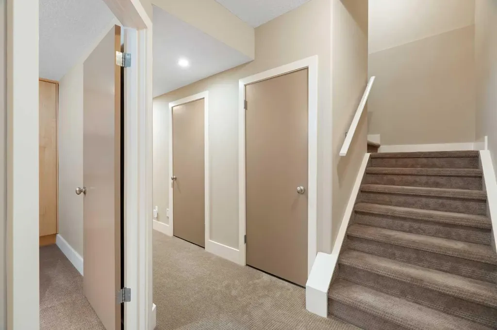 448 25 Avenue NW Calgary AB T2M 2A7