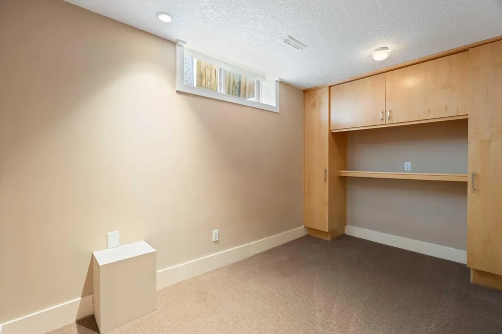 448 25 Avenue NW Calgary AB T2M 2A7