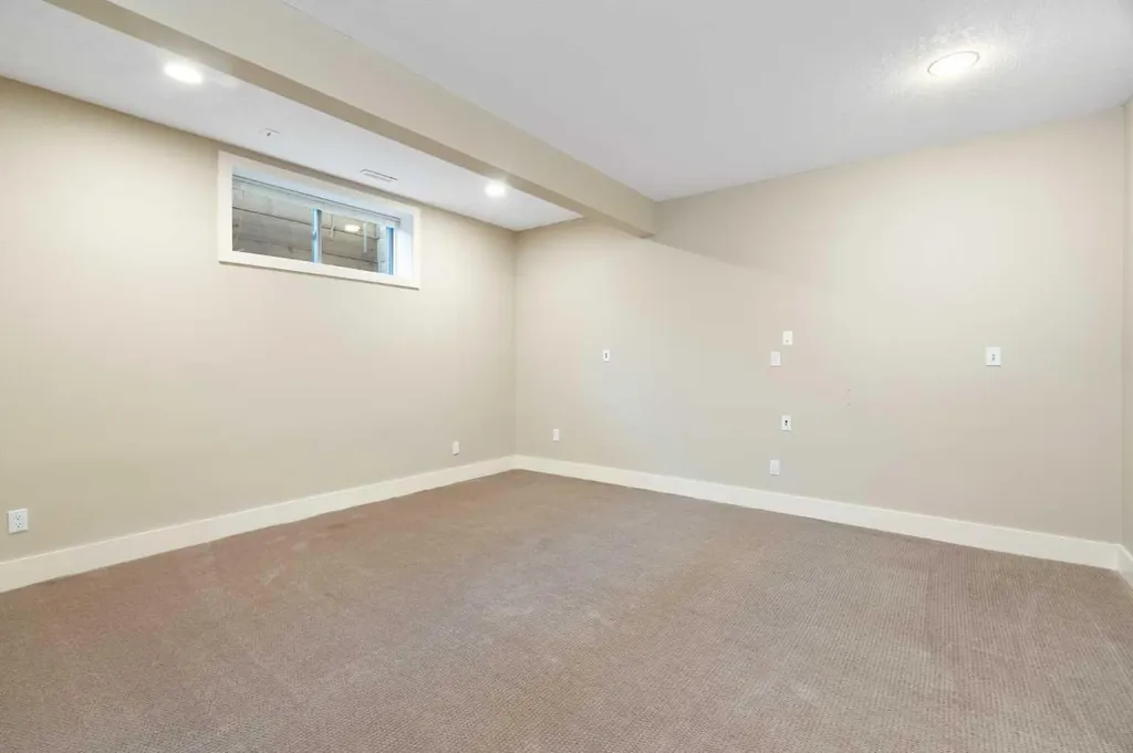 448 25 Avenue NW Calgary AB T2M 2A7