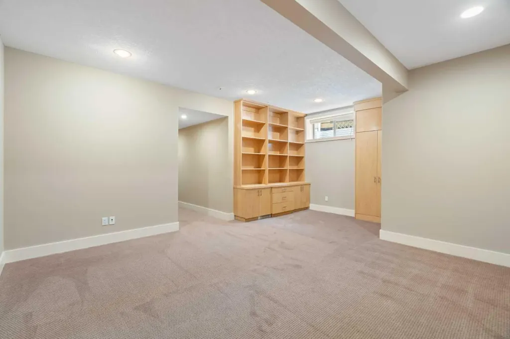 448 25 Avenue NW Calgary AB T2M 2A7