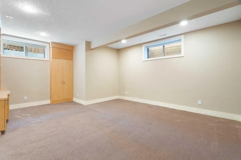 448 25 Avenue NW Calgary AB T2M 2A7