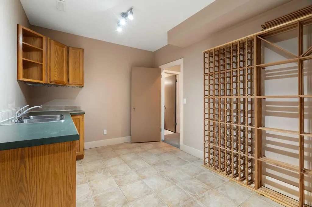 448 25 Avenue NW Calgary AB T2M 2A7