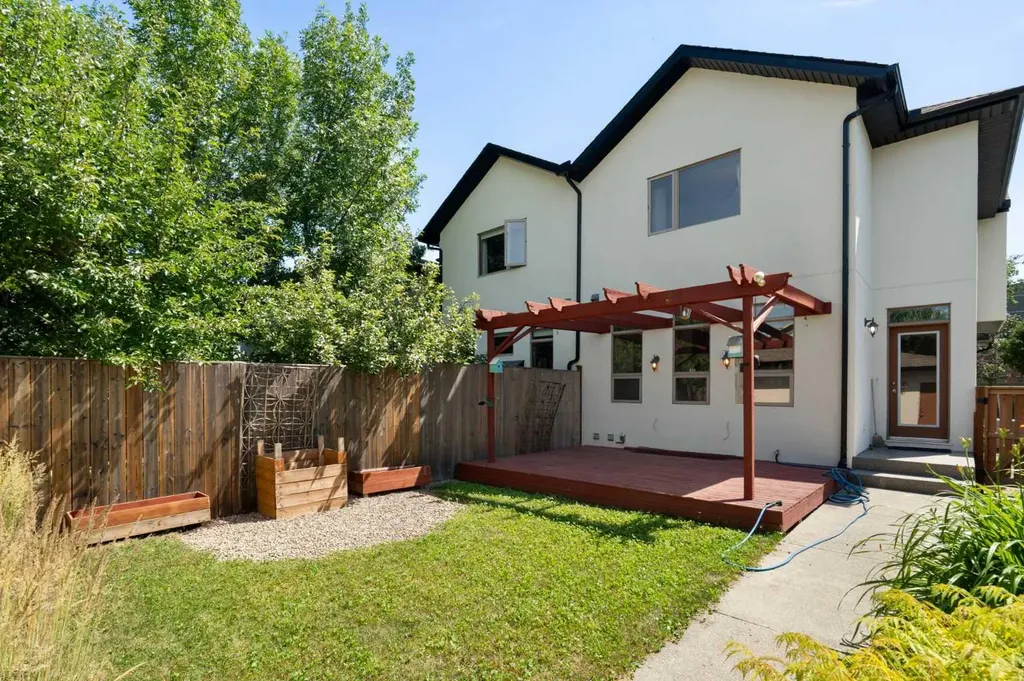 448 25 Avenue NW Calgary AB T2M 2A7