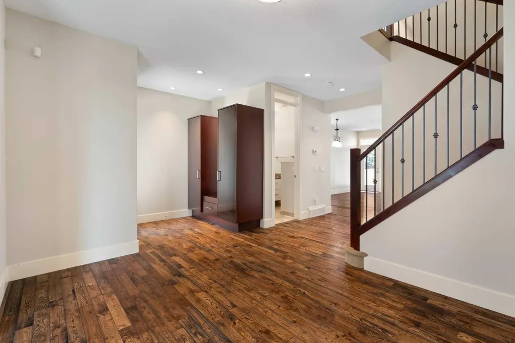 448 25 Avenue NW Calgary AB T2M 2A7